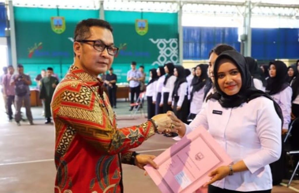 Bupati Kudus bersama salah satu PPPK yang dilantik