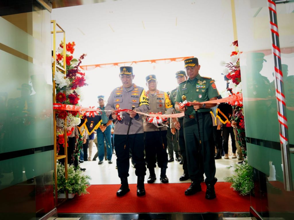 Jenderal TNI Agus Subiyanto bersama Kapolri Jenderal Polisi Listyo Sigit Prabowo mengunjungi Kota Ambon