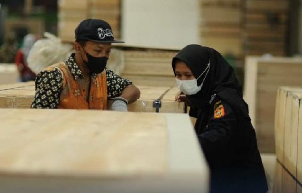 Ekspor produk berupa blockboard dan plywood 