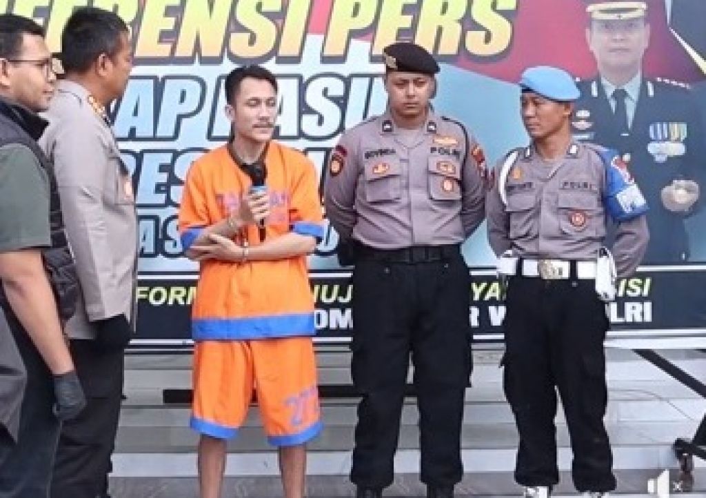 Pelaku saat dimintai keterangan oleh Kapolresta Sidoarjo 