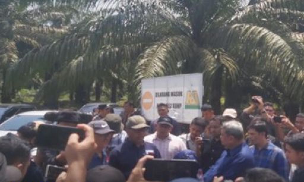 Rasio Ridho Sani saat konpers di lokasi bekas karhutla