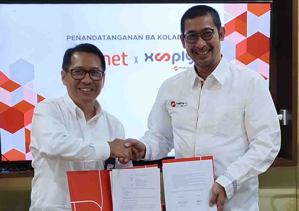 Direktur Bisnis Metranet, Faisal Yusuf (kanan) bersama Direktur Enterprise Business Finnet, Aziz Sidqi usai penandatanganan kerja sama strategis antara Metranet & Finnet