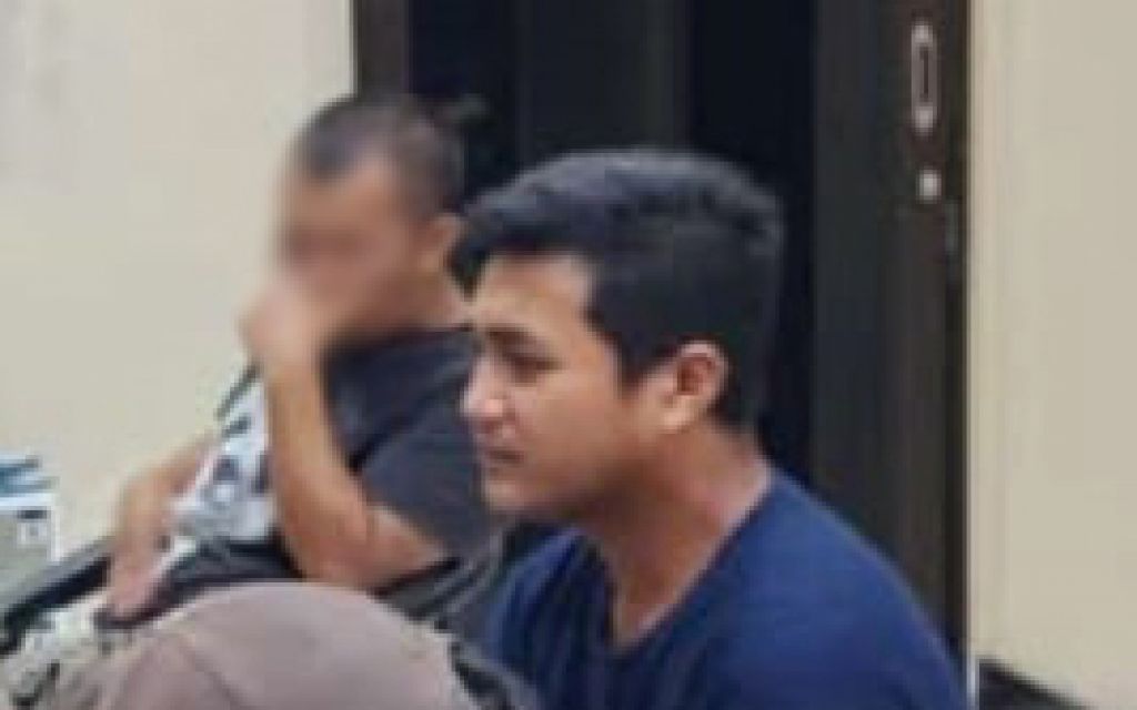 F saat diimintai keterangan oleh penyidik Subdit Indagsi Polda Jawa Timur