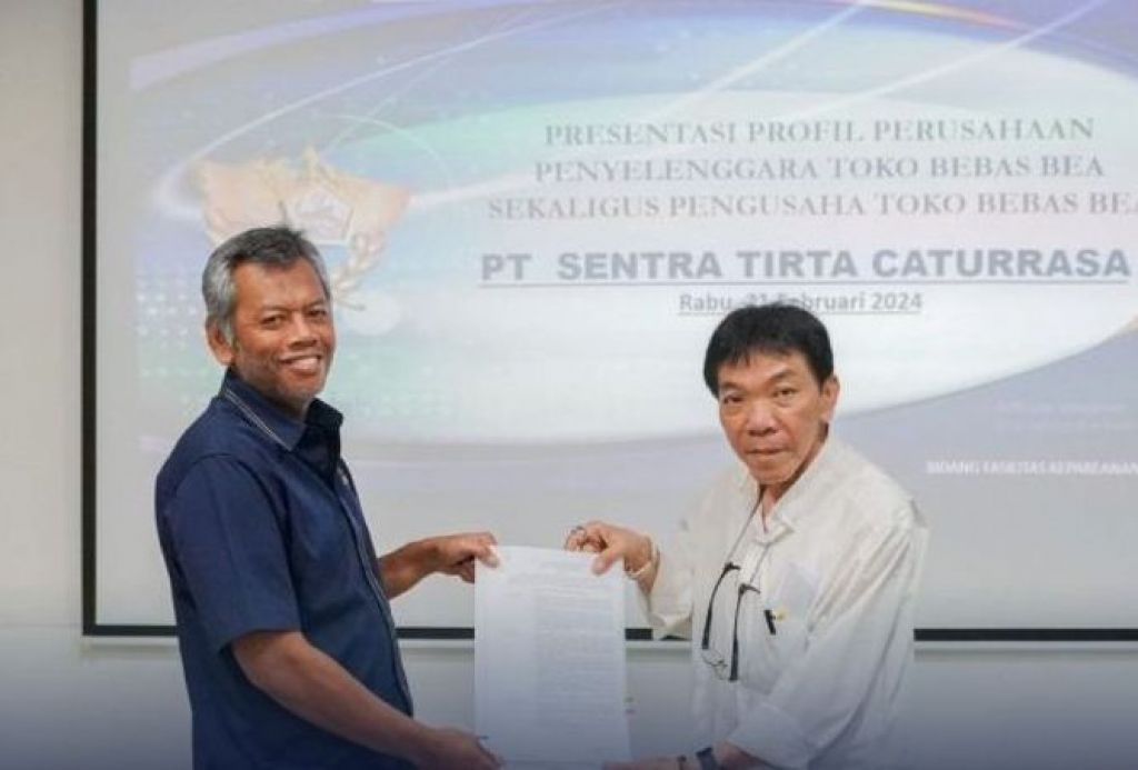 Penyerahan izin fasilitas ke PT Sentra Tirta Caturrasa