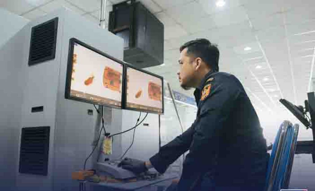 Petugas Bea Cukai memonitor barang bawaan di Bandara
