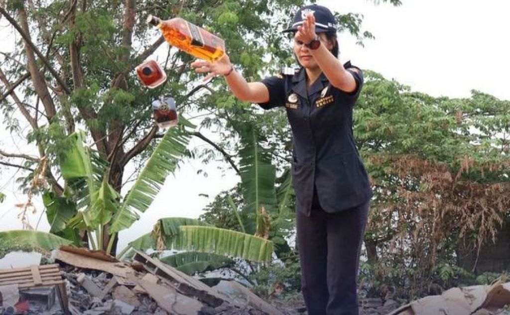 Pemusnahan puluhan ribu botol minuman mengandung etil alkohol