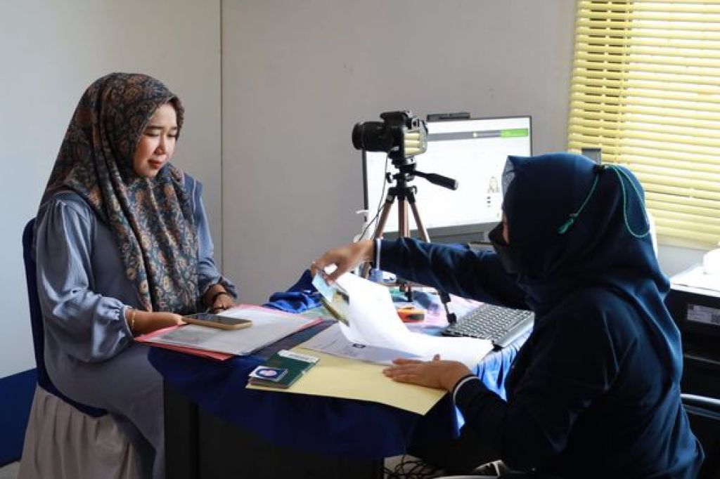 Salah seorang sedang dilayani untuk kepengurusan paspor