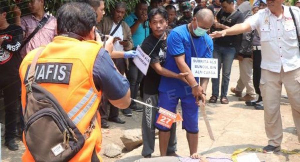 Rekonstruksi pembunuhan yang dilakukan S