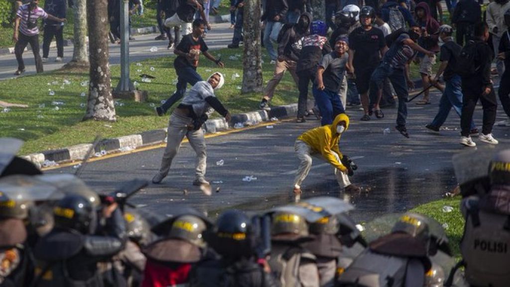 Bentrok antara warga dengan Polisi di Rempang