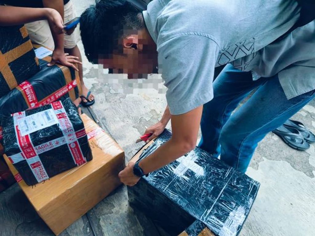 Rokok ilegal yang hendak dikirim lewat jasa ekspedisi