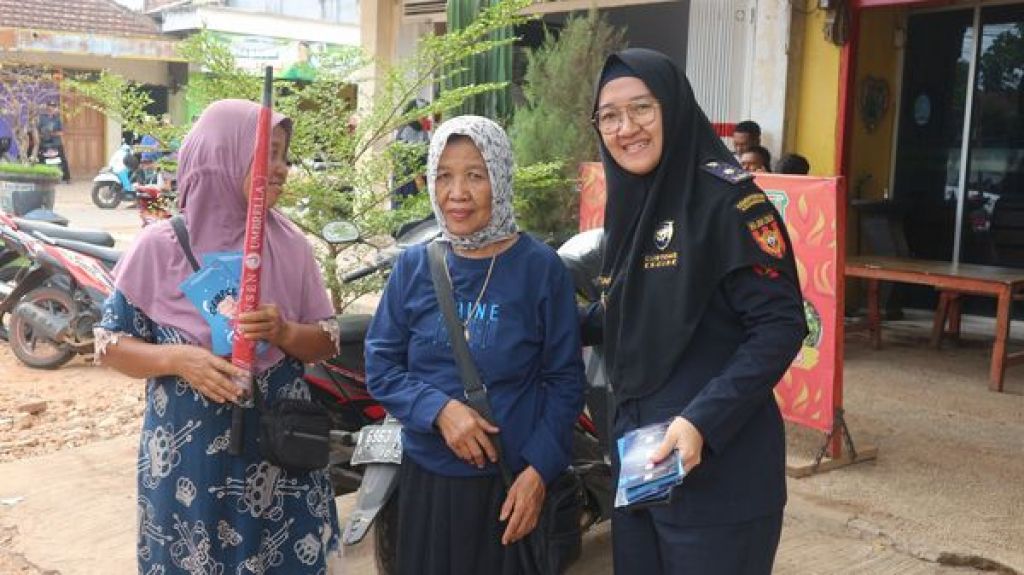 Sosialisasi Gempur Rokok ilegal di Pasar Kalipare dan Sumberpucung