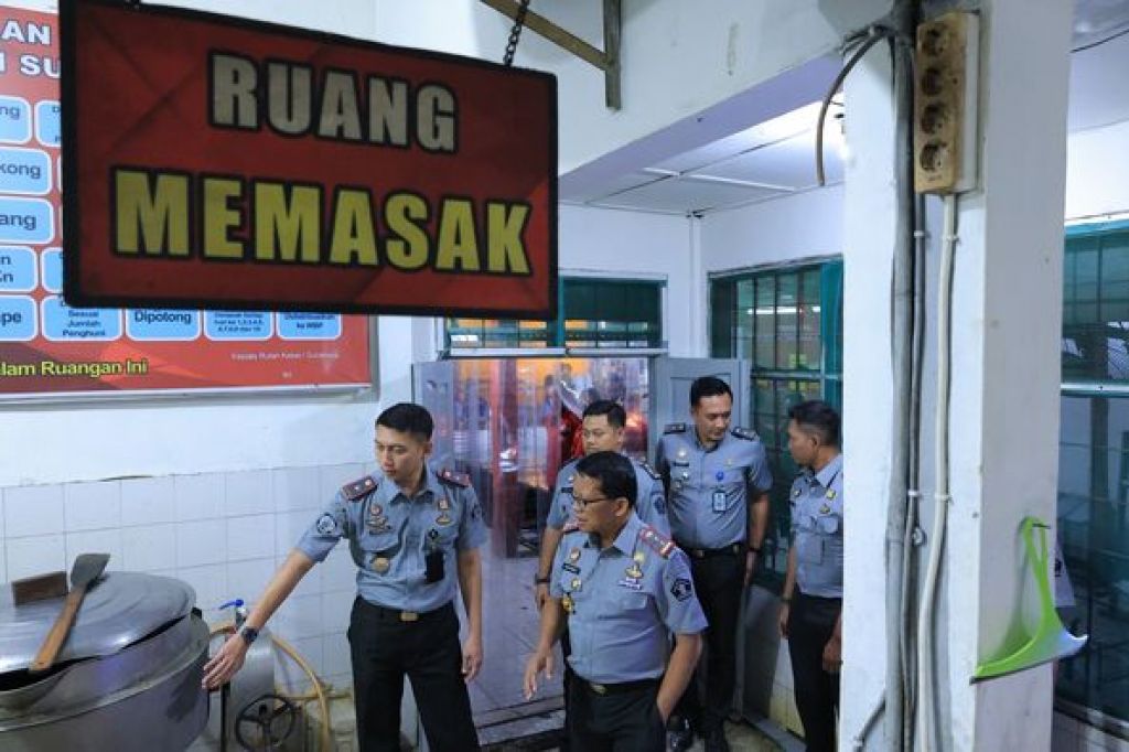 Kakanwil Kemenkumham Jatim, Heni Yuwono saat meninjau progres pembangunan Rutan Medaeng