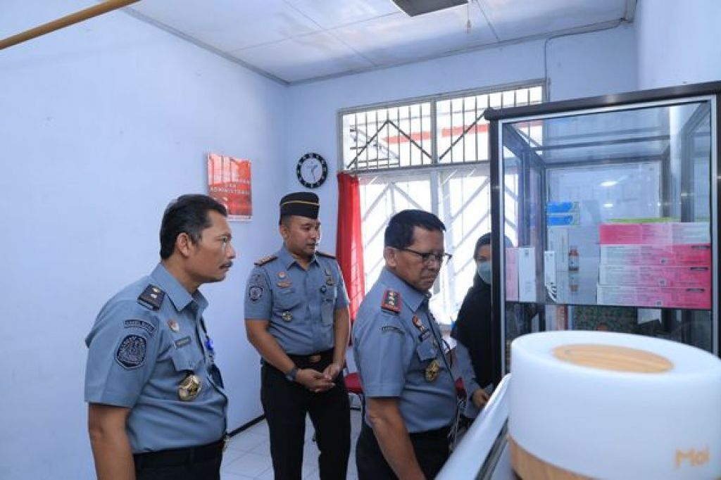 Kakanwil Kemenkumham Jatim, Heni Yuwono melakukan inspeksi ke Rutan Gresik