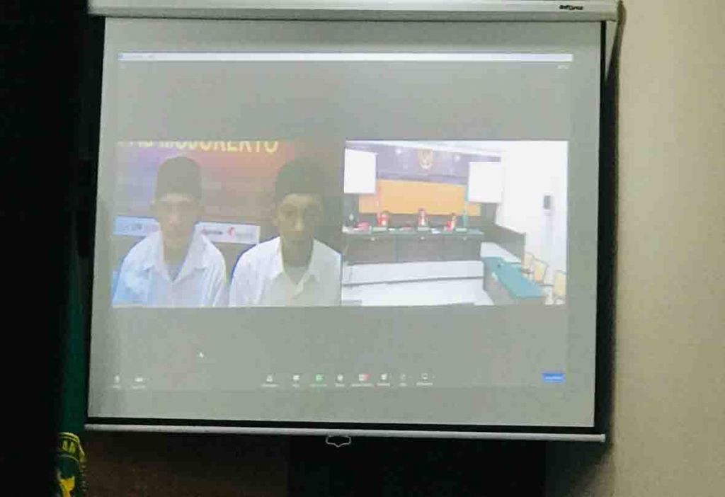 Shodik dan Samsul Huda saat sidang online di Pengadilan Negeri Mojokerto