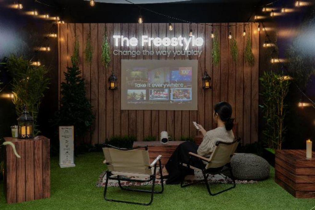 Jangan lewatkan serial favorit mu saat camping, tinggal bawa Samsung The Freestyle 2.0 yang bisa on-the-go dibawa kemana saja