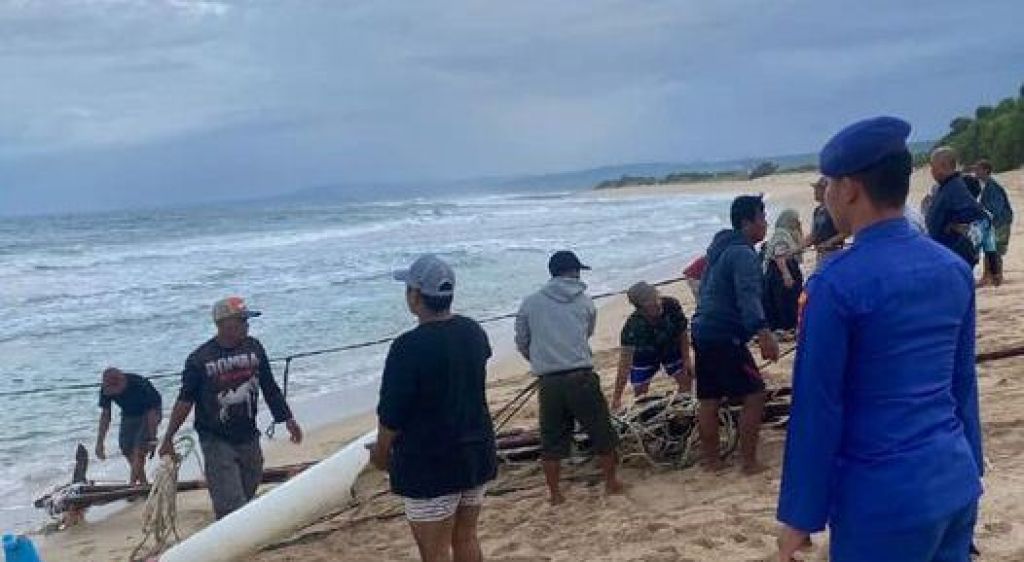 Evakuasi nelayan dari Kabupaten Sukabumi yang tenggelam