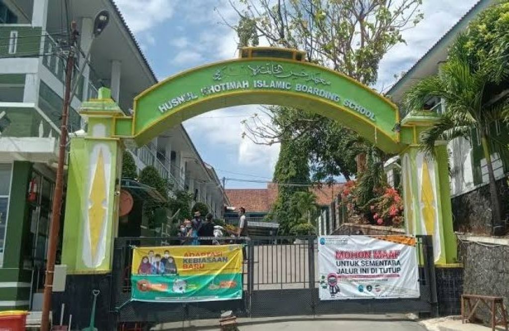 Gapura Pondok Pesantren (Ponpes) Husnul Khotimah