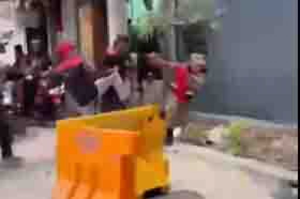 Pelaku menendang anggota Satpol PP Surabaya hingga tersungkur