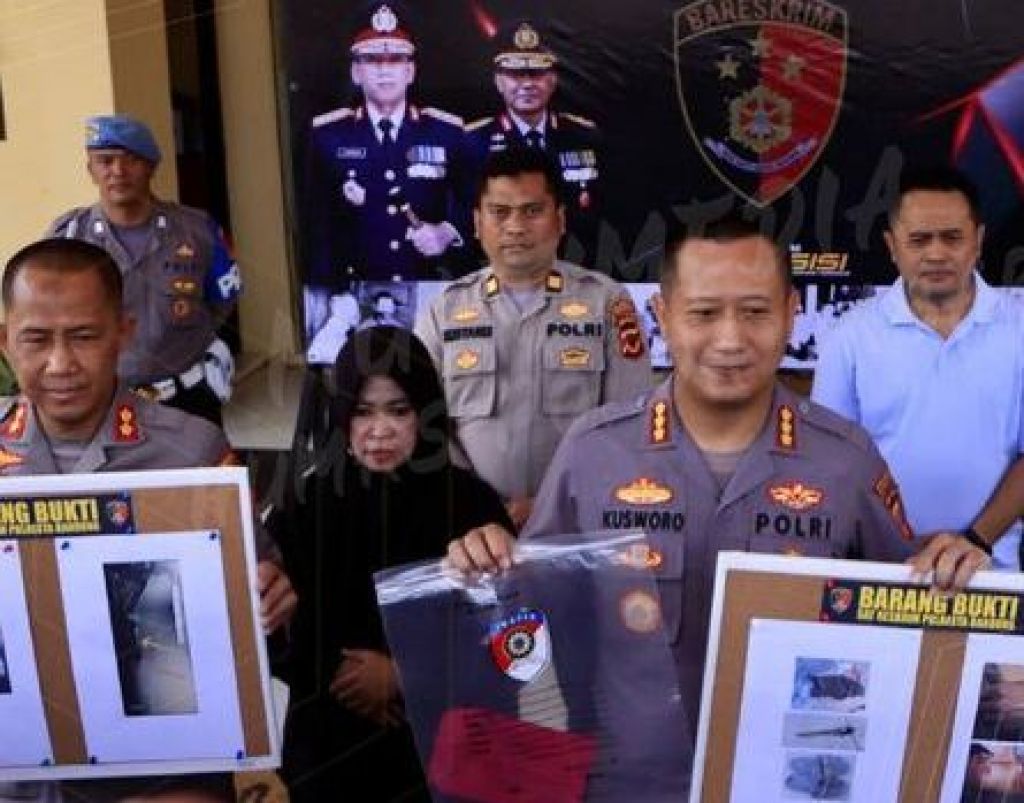 Kapolresta Bandung, Kombes Pol Kusworo Wibowo menunjukkan barang bukti