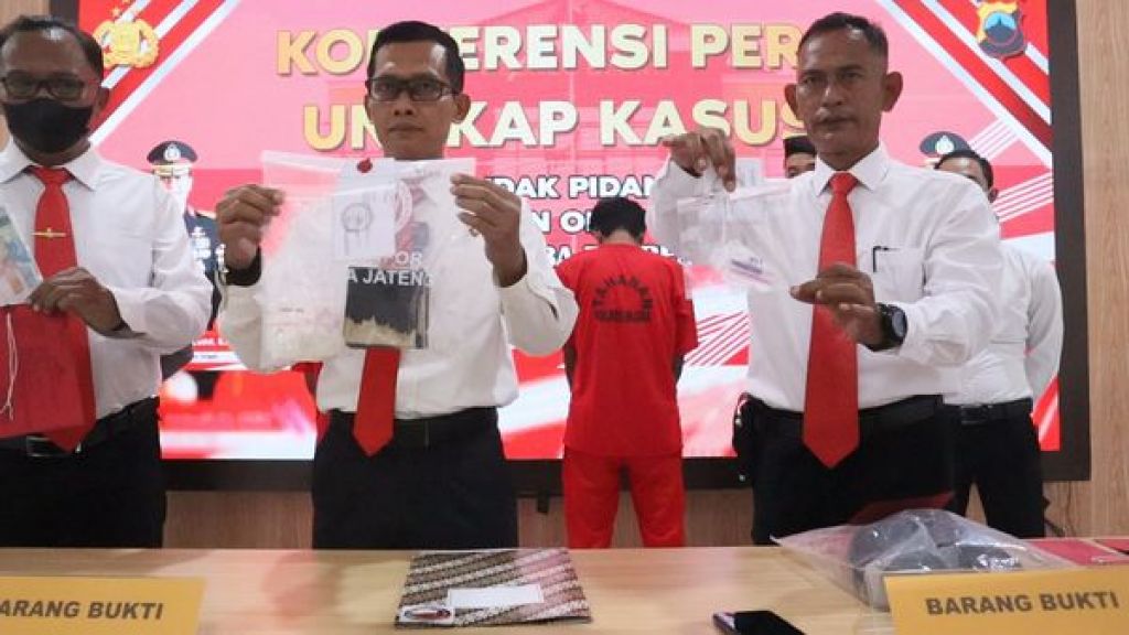 Kasatresnarkoba Polres Blora, AKP Edi Santosa menunjukkan barang bukti narkoba