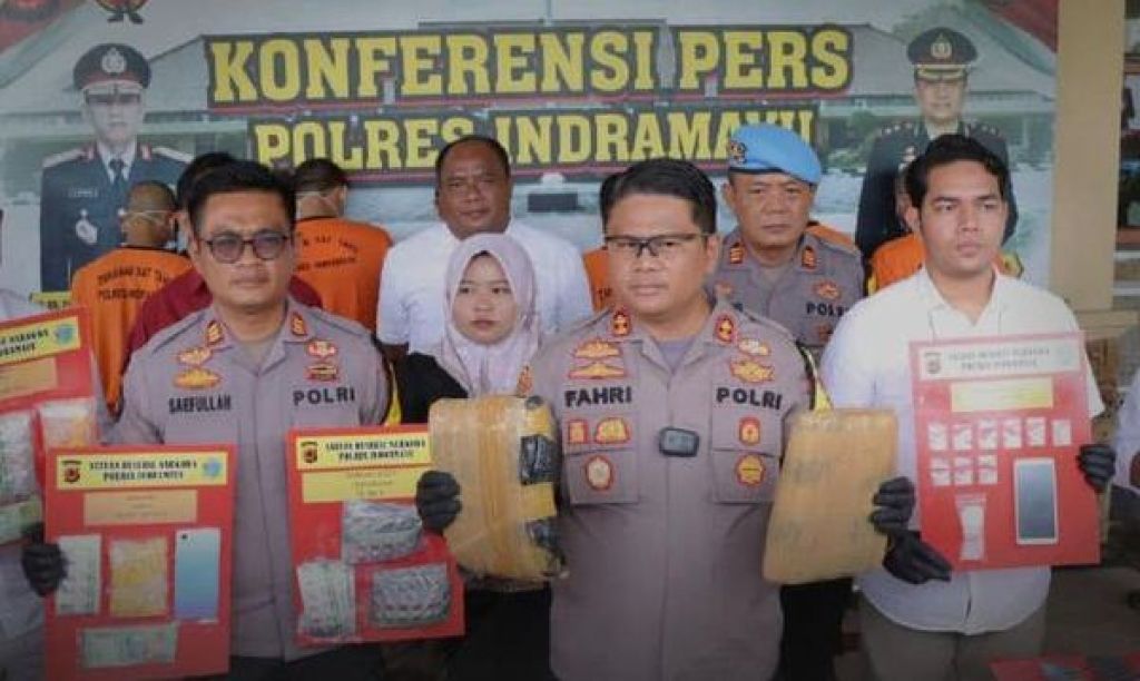 AKBP M. Fahri Siregar didampingi Kasat Narkoba Polres Indramayu, AKP Otong Jubaedi, dan Kasi Humas Polres Indramayu, AKP Saefullah merilis kasus narkoba