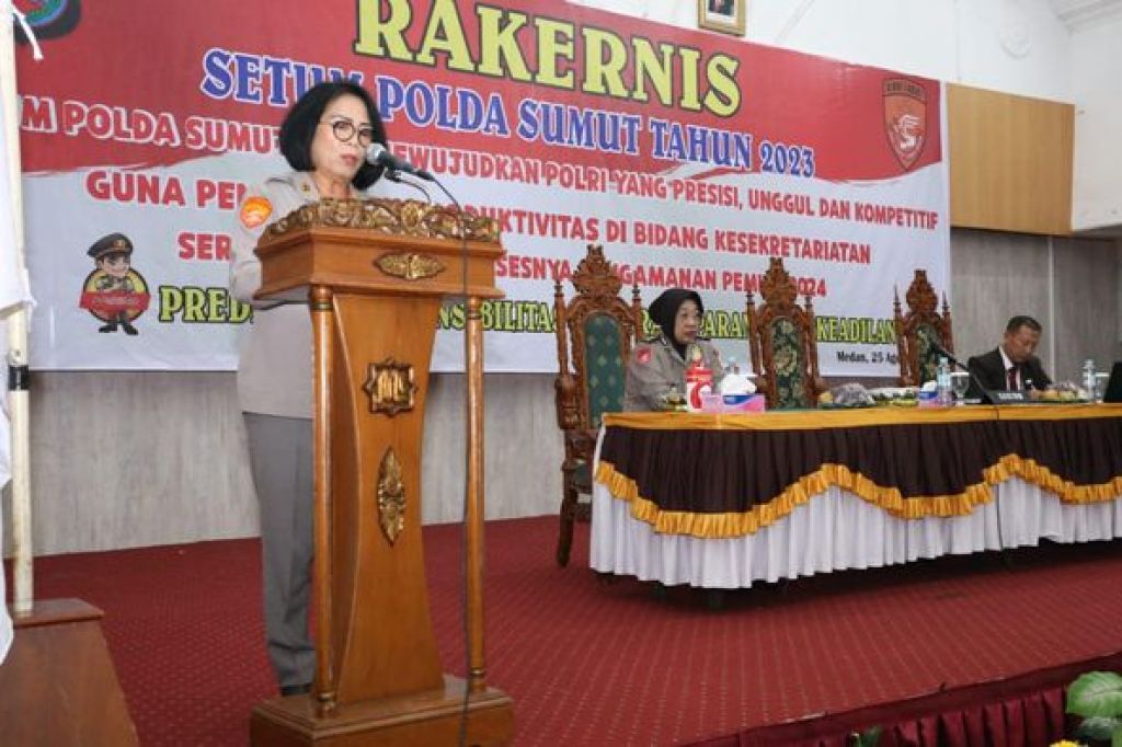 Lomoria Sinaga saat sambutan di acara Rakernis