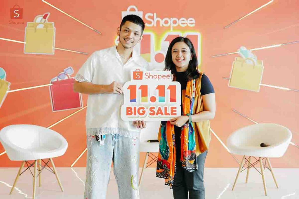 ki-ka Basboi & Annisa Pratiwi dari Ladang Lima berfoto bersama dalam acara Media Gathering Shopee 11.11