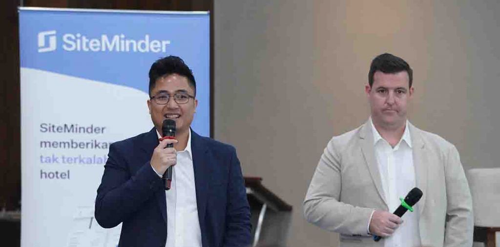 Rio Ricaro & Bradley Haines saat sesi pemaparan di Konferensi Pers Peluncuran SiteMinder Changing Traveler Report 2023