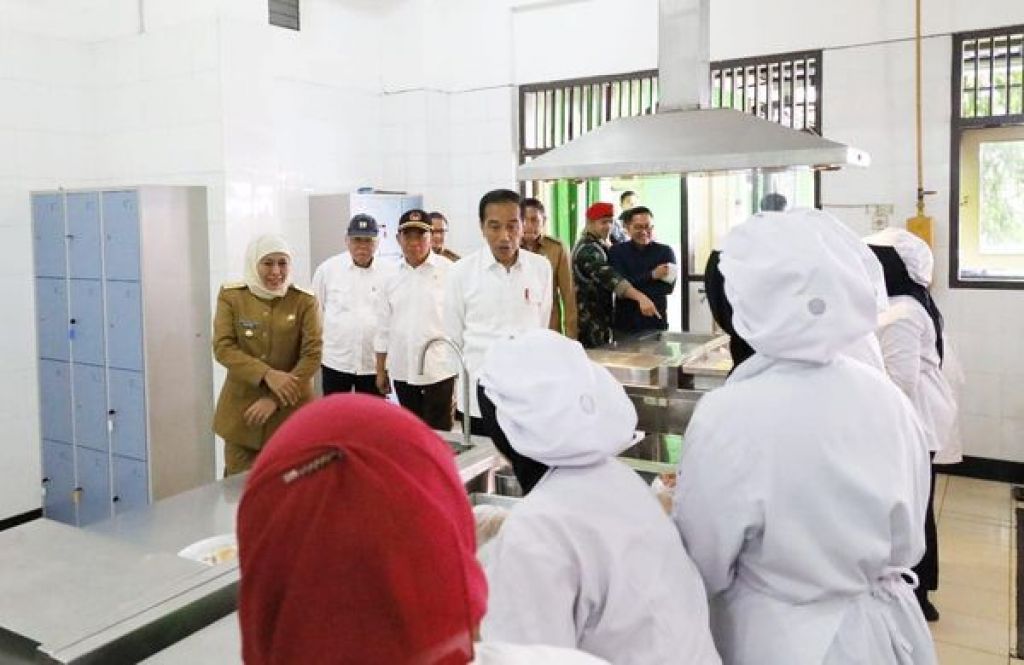 Gubernur Jawa Timur, Khofifah Indar Parawansa mendampingi kunjungan kerja Presiden Joko Widodo di SMKN 3 Malang