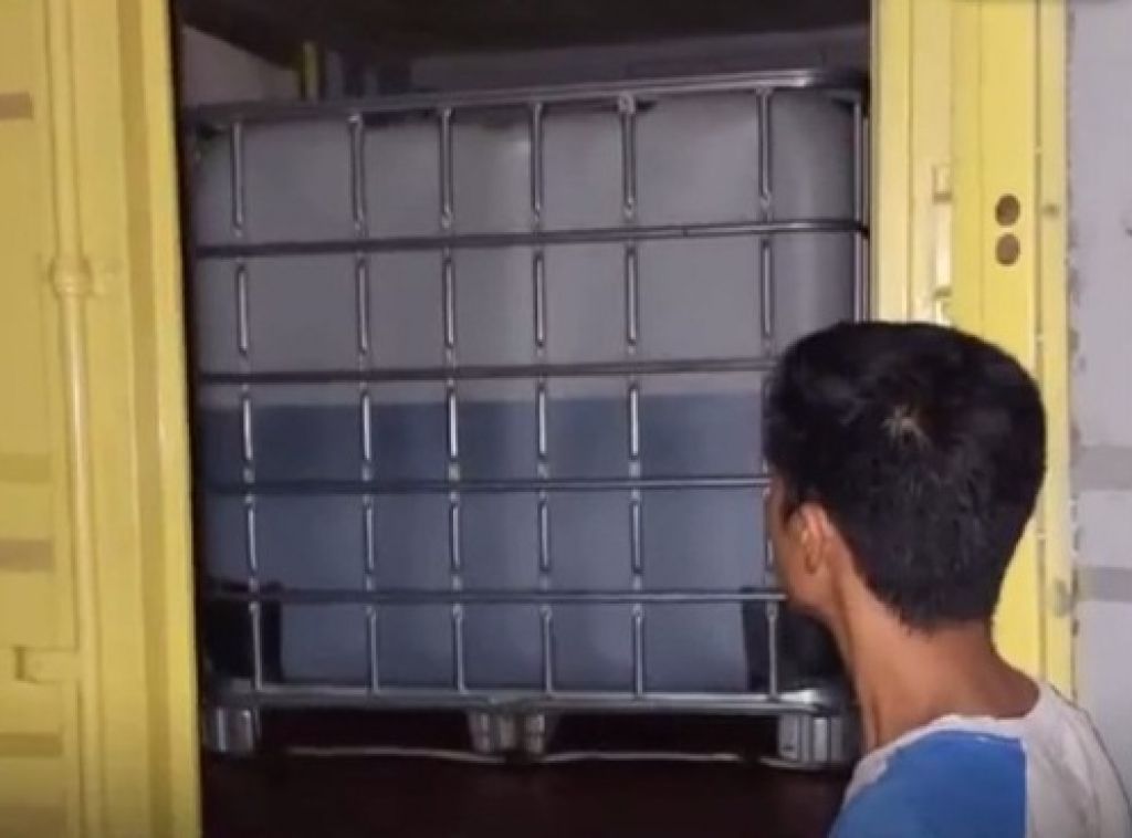 Uunit mobil box BG 8601 IA dengan muatan di dalamnya berupa baby tank
