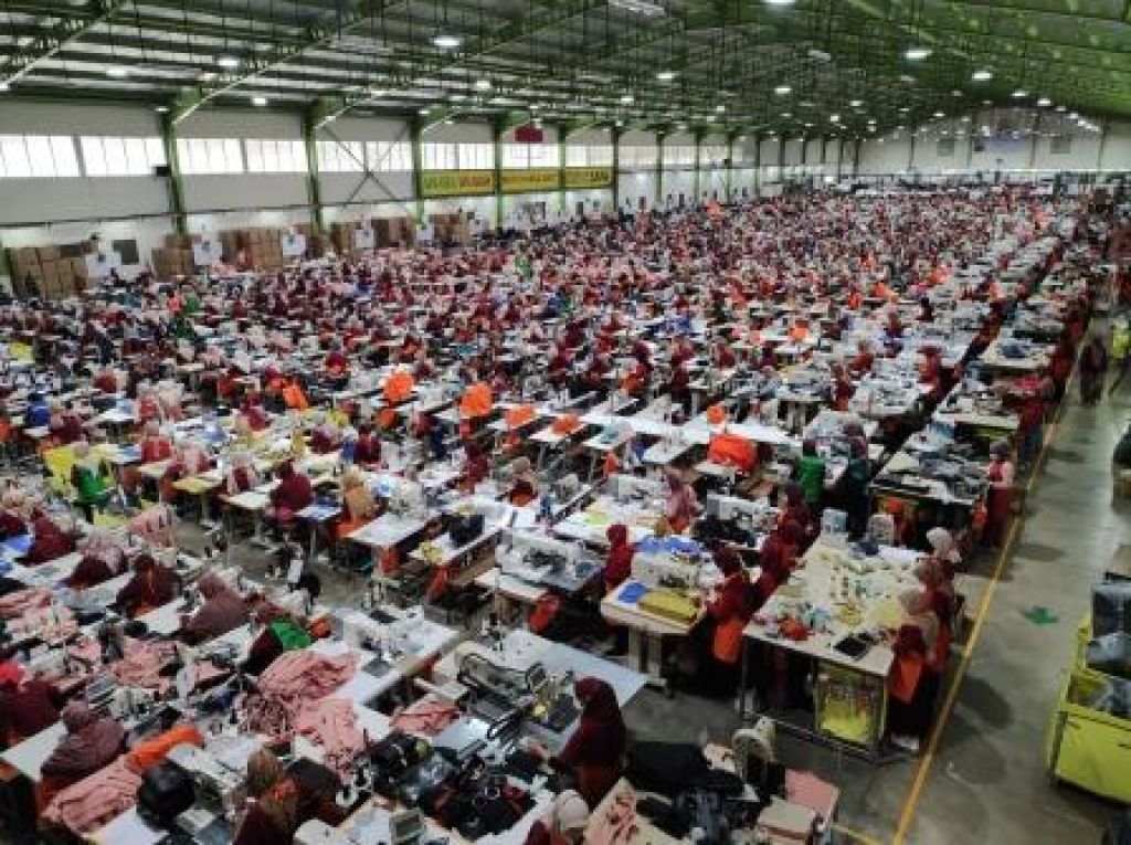 Suasana produksi di gudang Eiger