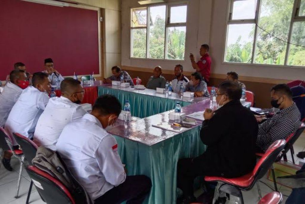 Surianto dan jajaran Pemdes Turirejo bersama Supeno dan kuasa hukumnya saat mediasi di Kantor Camat Kedamean, sebelum masuk pengadilan