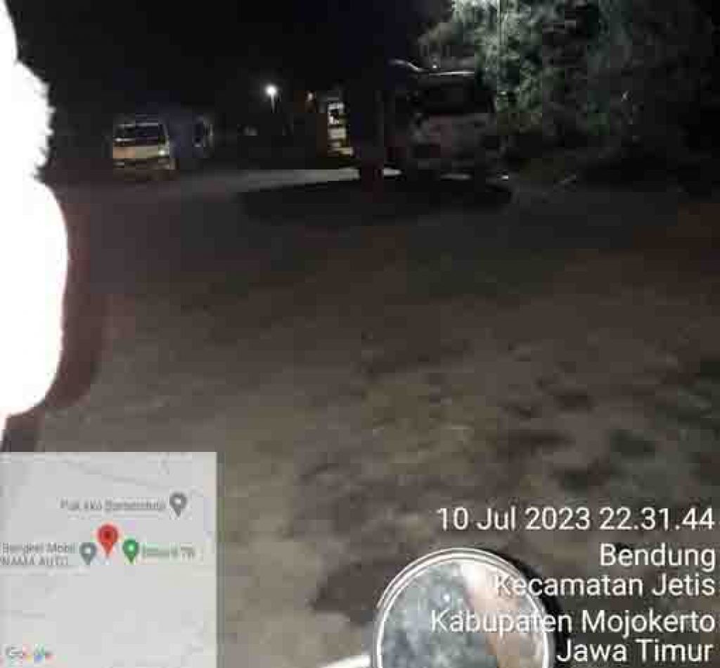Tampak beberapa dump truk pengangkut material tambang di Desa Bendung