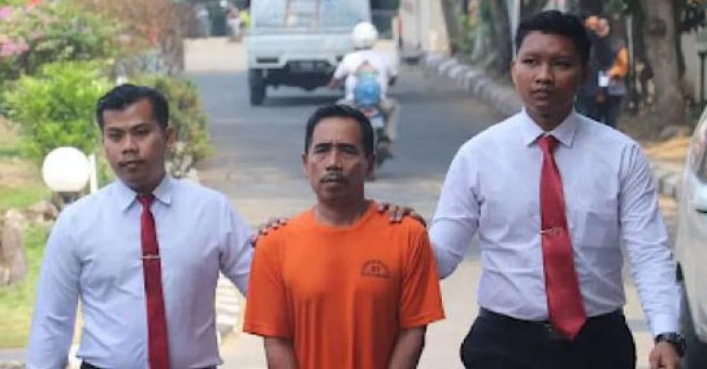 AS (tengah), tersangka penambang ilegal 