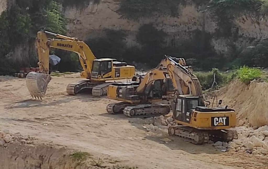 Ekscavator yang diamankan di tambang di Panceng. (foto : ist)