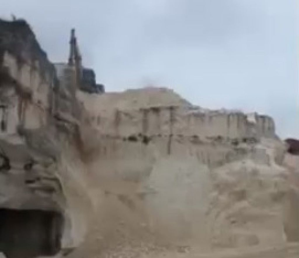 Tampak excavator sedang mengeruk  di lokasi tambang di Kecamatan Panceng, Kabupaten Gresik