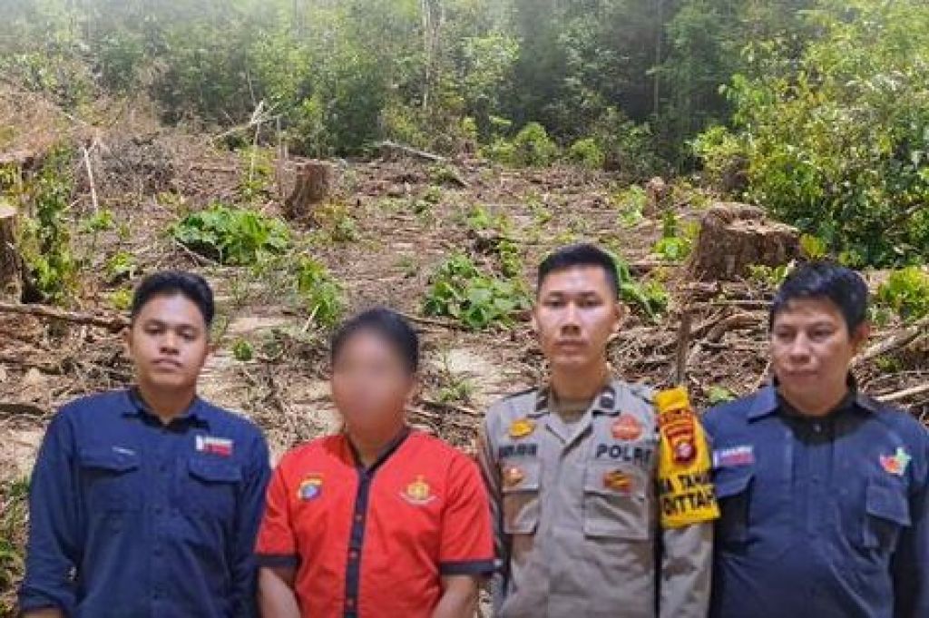 Pelaku ilegal logging (2 dari kiri)