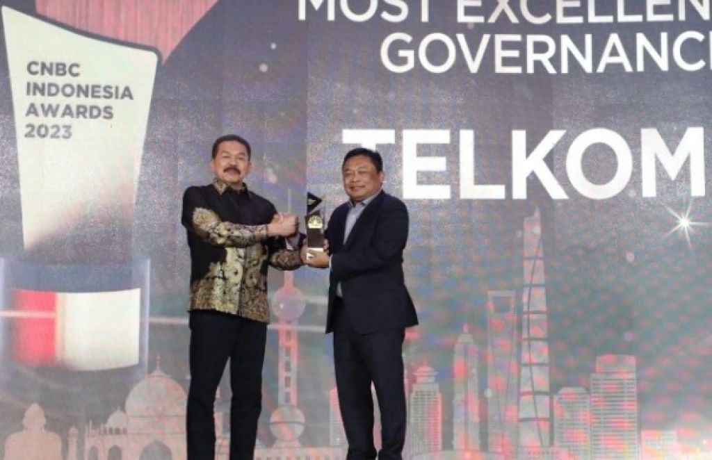 Jaksa Agung, ST Burhanuddin (kiri) menyerahkan award Most Excellence Good Corporate Governance Implementation kepada Telkom