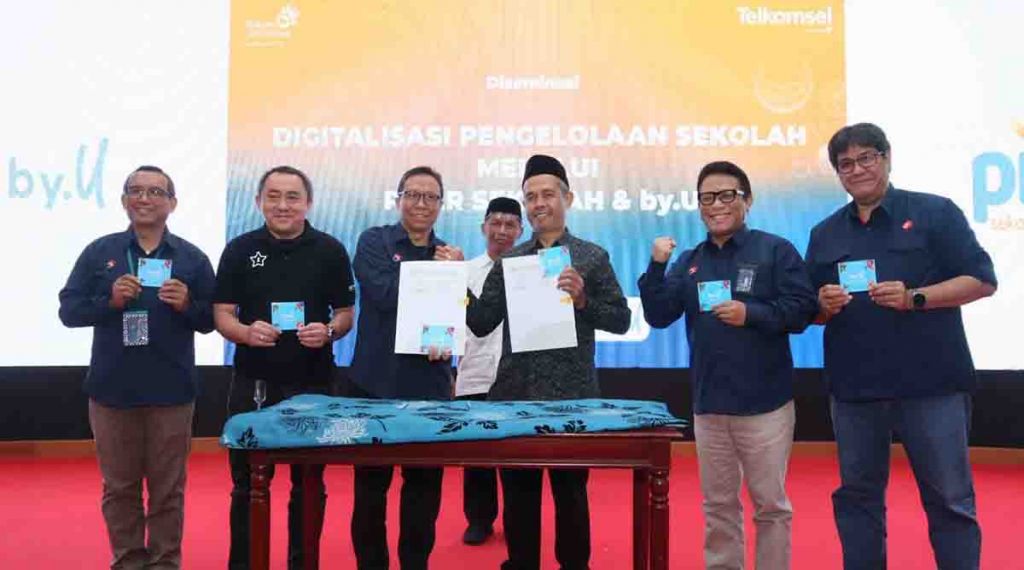 Ki-ka : Candra Kusuma Wardhana; Jemy V. Confido; Nugroho Setio Budi; Ahmad Akbar; Drs. Usup Supriadin; Saiful Hidajat; Samuel Pasaribu, di Telkom Corporate University Center Bandung