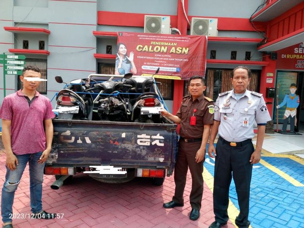 Rupbasan Kelas II Mojokerto mengembalikan tiga unit sepeda motor Honda kepada pemilik sah