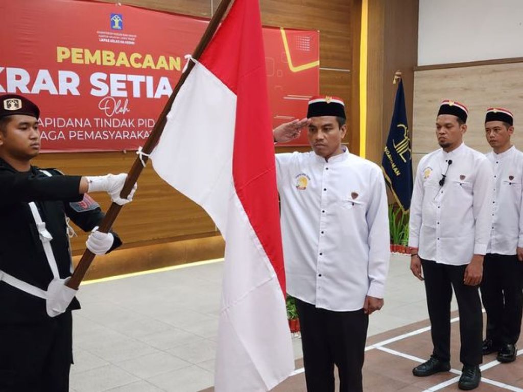 Tiga orang narapidana kasus terorisme di Lapas Kelas IIA Kediri, mengucapkan ikrar setia kepada NKRI