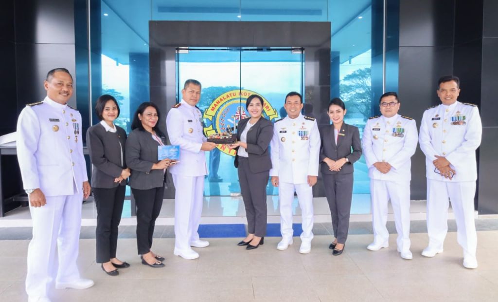 Brigjen TNI (Mar) Said Latuconsina menerima kejutan spesial dari Kapolda Maluku,, Danlanud Kolonel Pnb. Tio Hutapea, dan Manajemen Swiss Bell Hotel