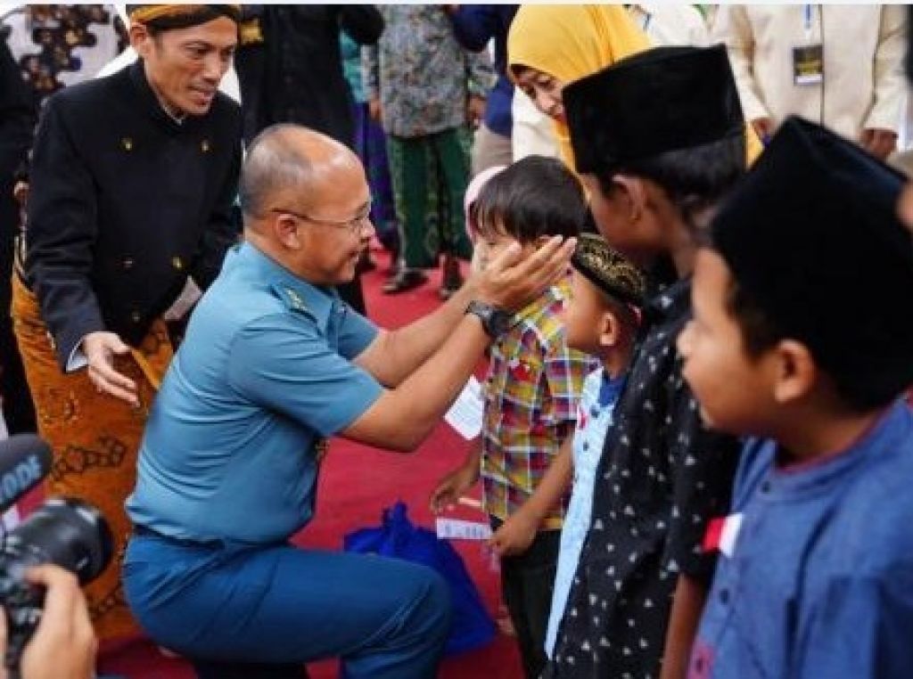 Laksda TNI Julius Widjojono  melakukan peletakan batu pertama pembangunan Pondok Pesantren Jati Diri Bangsa