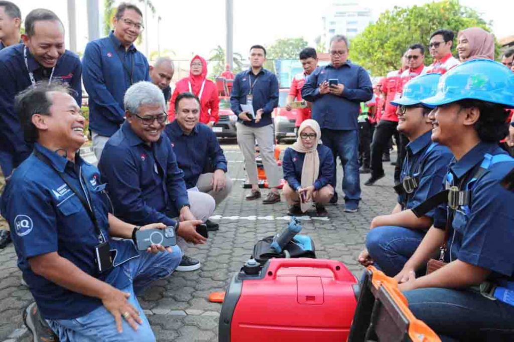 Herlan Wijanarko (sisi kiri, tengah) bersama jajaran senior leaders TelkomGroup mengecek kesiapan teknisi & petugas lapangan