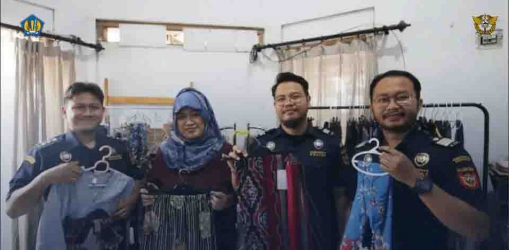 Petugas Bea Cukai Bandung bersama pelaku UKM