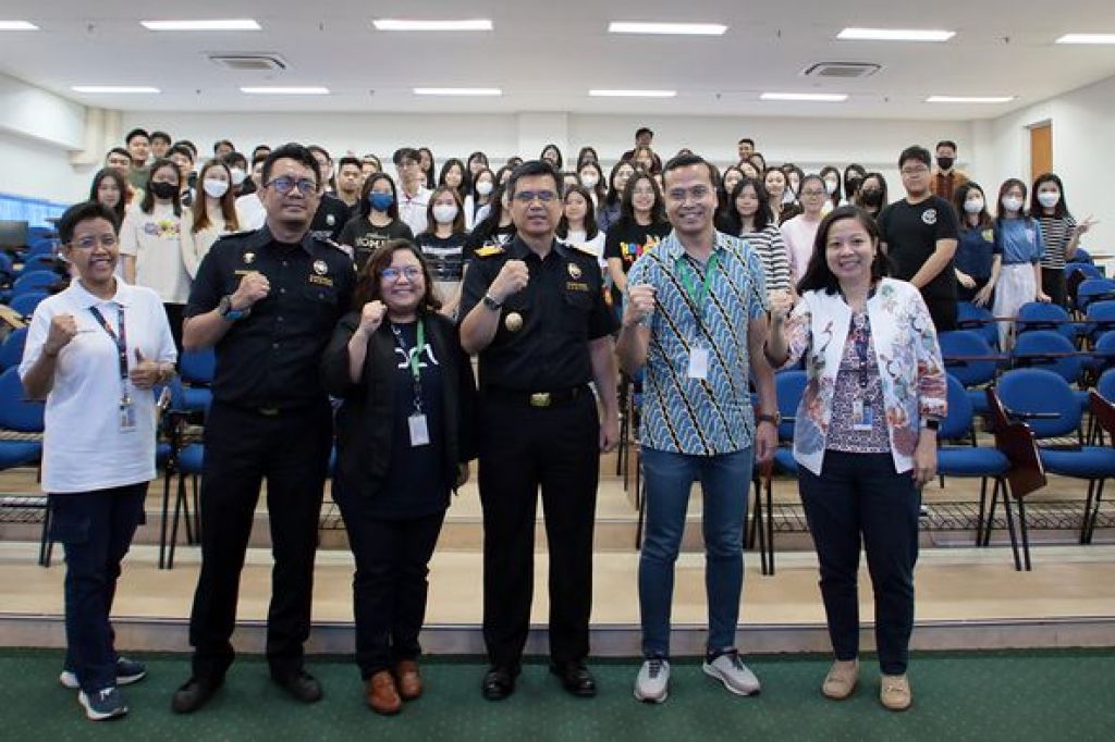 Kunjungan petugas Bea Cukai ke Universitas Kristen Petra