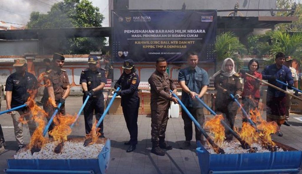 Bea Cukai musnahkan barang-barang hasil penindakan.