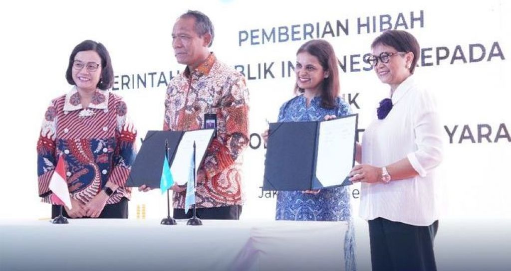 Penyerahan bantuan berupa 10 juta dosis vaksin polio