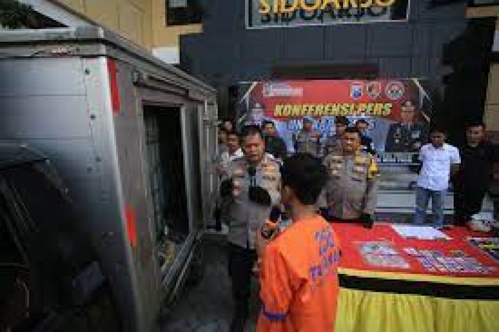 Wahyu Ria Kurniawan saat rilis kasus BBM ilegal