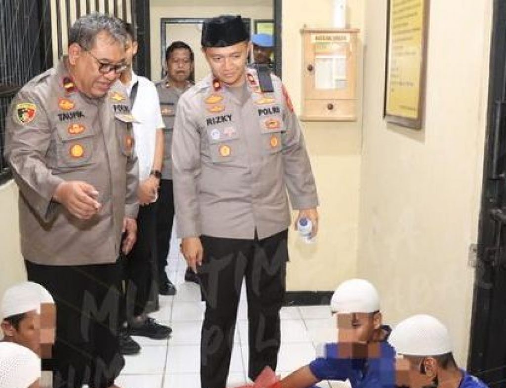 Wakapolres Cirebon Kota, Kompol Rizky Adi Saputro, bersama Sat Tahti Polres Cirebon Kota menggelar pengajian dan yasinan